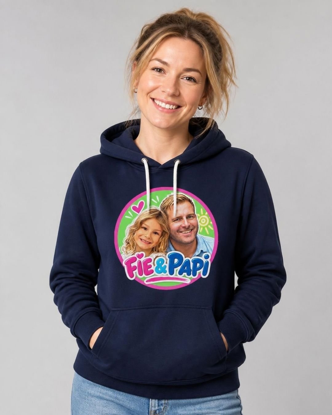 En kvinne i marineblå hettegenser med Fie & Papi-logoen på brystet