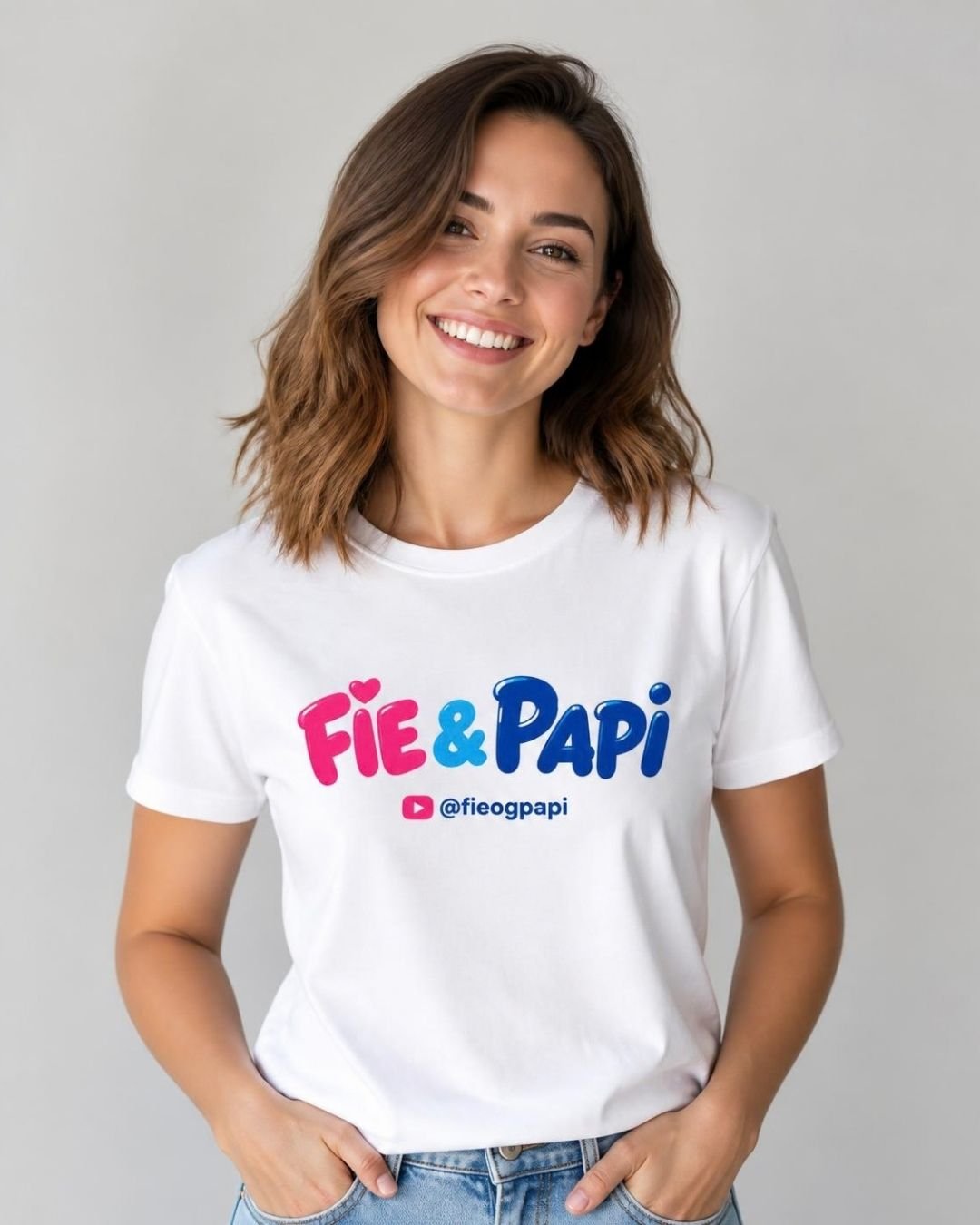 En kvinne i hvit t-skjorte med Fie & Papi-skriften og @fieogpapi på brystet